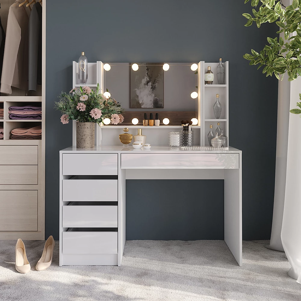 Makeupbord i farven Hvid/hvid højglans, vist i et miljø med dekoration