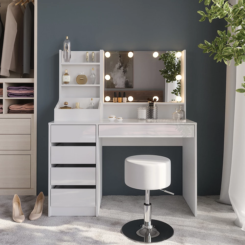 Schminktisch in Weiß/Weiß Hochglanz, dargestellt im Ambiente mit Dekoration