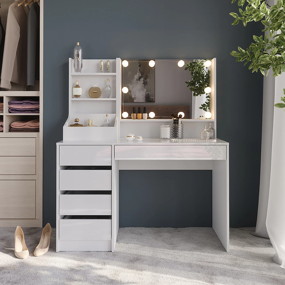 Stół toaletowy w kolorze Biały/biały wysoki połysk, pokazany w otoczeniu z dekoracją