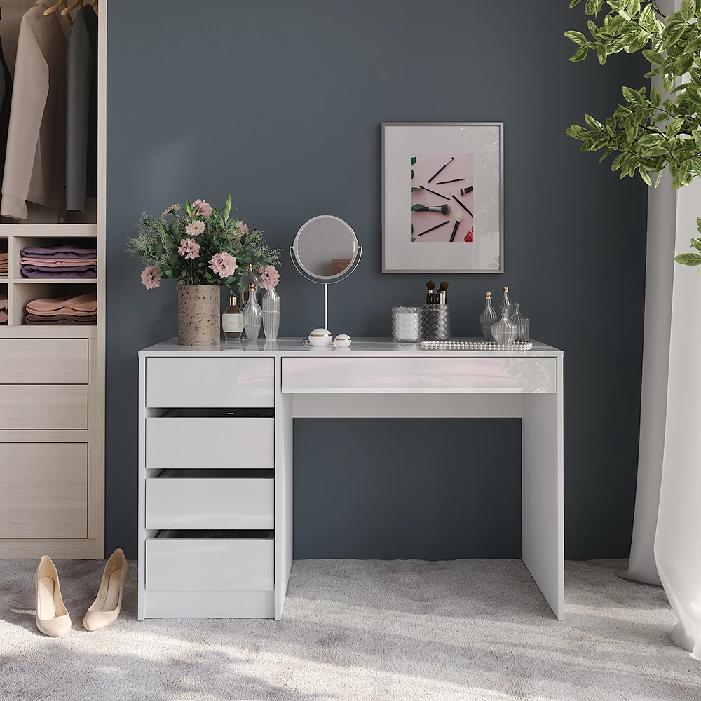 Stół do toalety w kolorze Biały/biały wysoki połysk, pokazany w otoczeniu z dekoracją