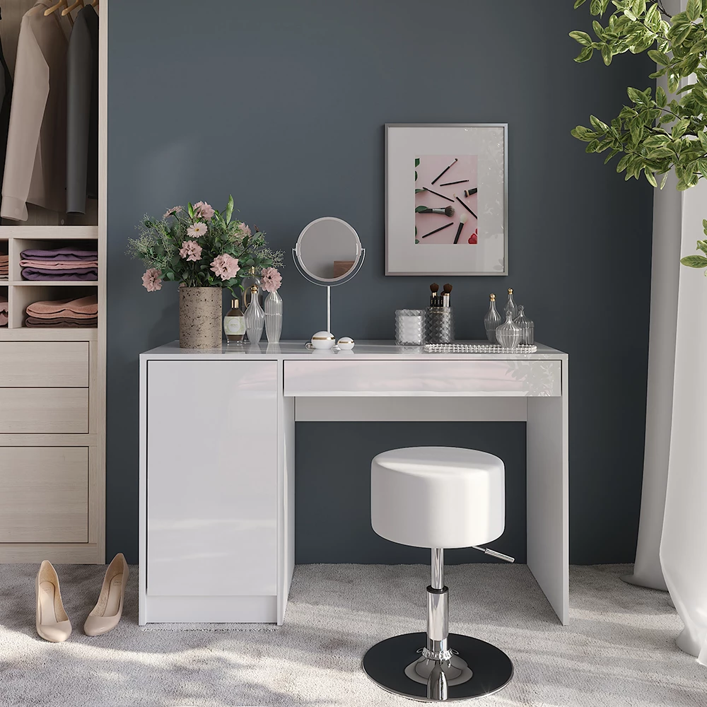 Stół toaletowy w kolorze Biały/biały wysoki połysk, pokazany w otoczeniu z dekoracją