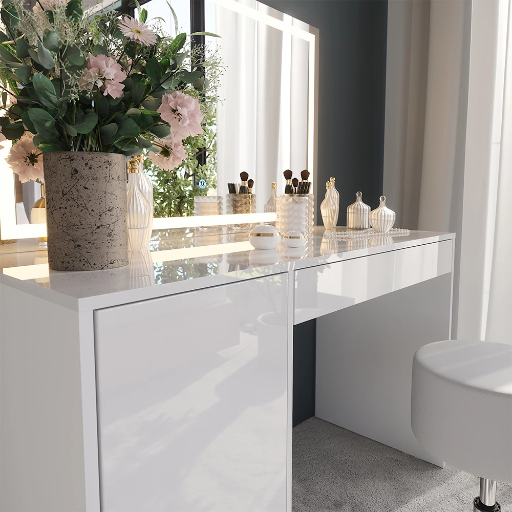 Gros plan de Coiffeuse en blanc/blanc brillant, montrant la texture/les détails