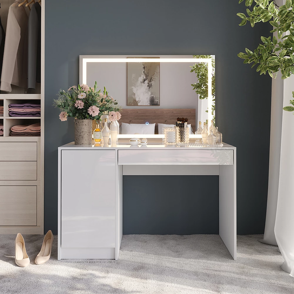 Schminktisch in Weiß/Weiß Hochglanz, dargestellt im Ambiente mit Dekoration
