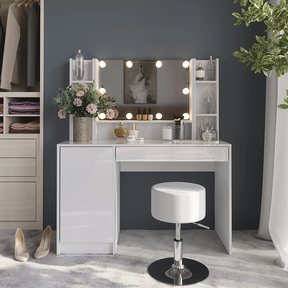 Schminktisch in Weiß/Weiß Hochglanz, dargestellt im Ambiente mit Dekoration