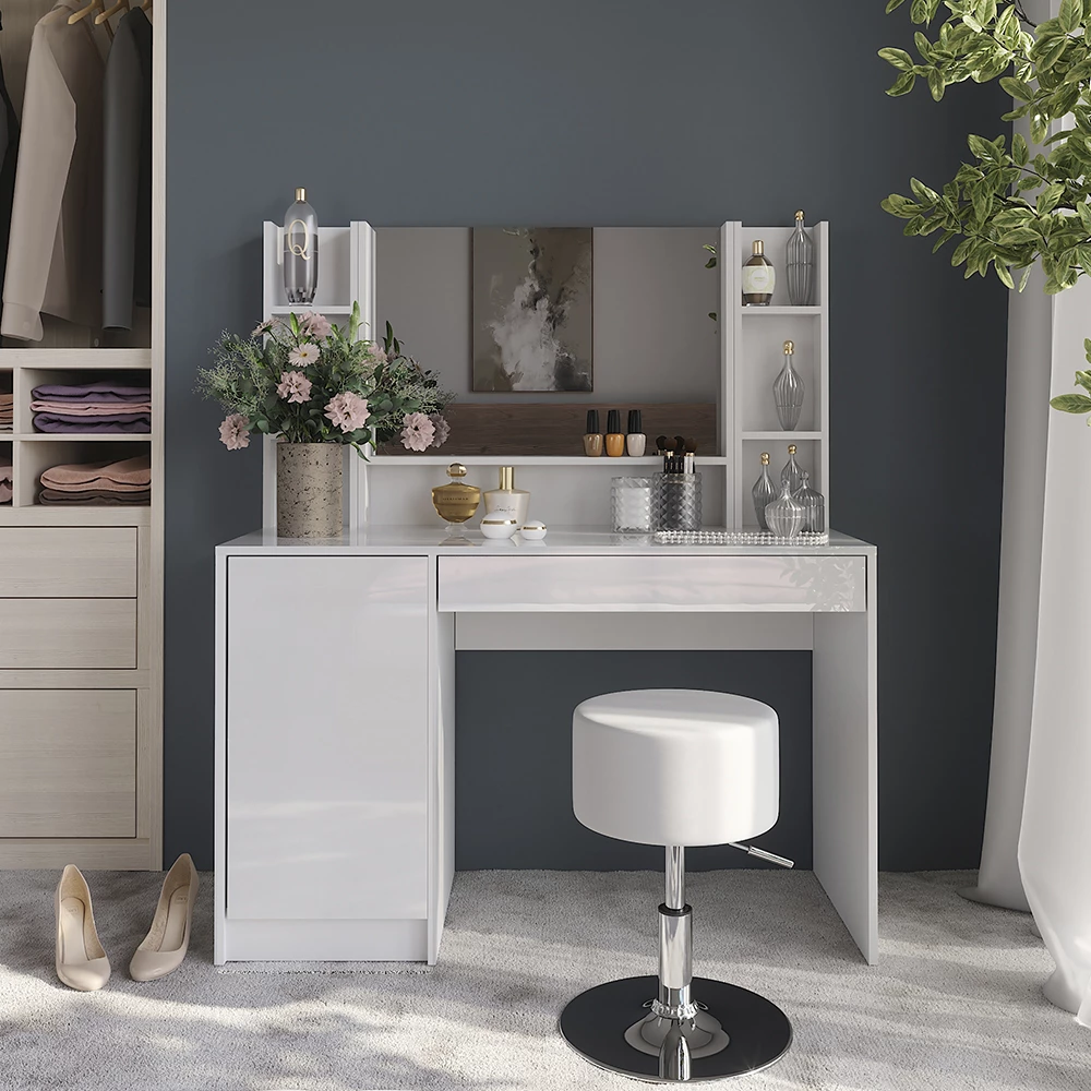 Schminktisch in Weiß/Weiß Hochglanz, dargestellt im Ambiente mit Dekoration