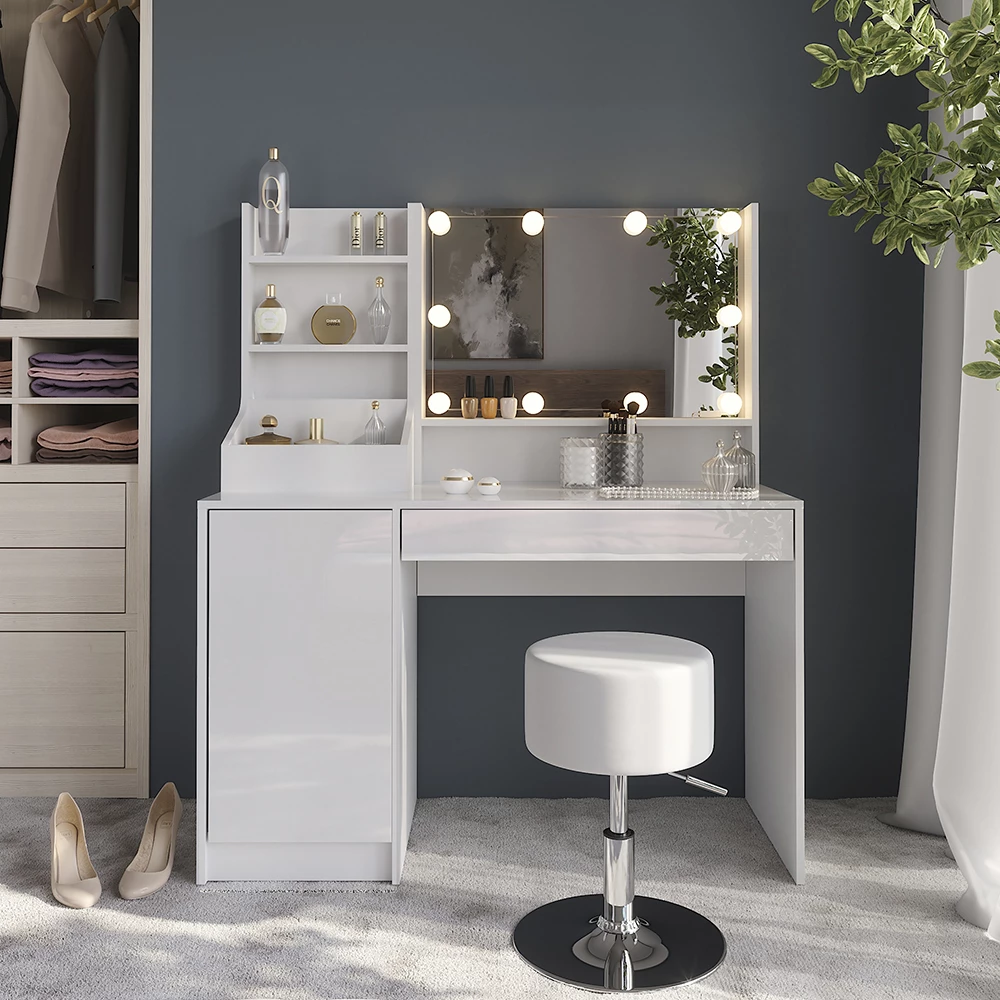 Kaptafel set met kruk in Wit/wit hoogglans, getoond in een sfeervolle omgeving met decoratie