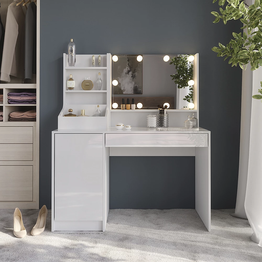 Stół toaletowy w kolorze Biały/biały wysoki połysk, pokazany w otoczeniu z dekoracją