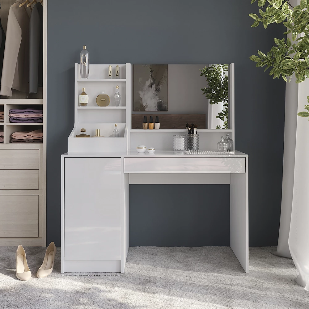 Stolik do przebierania w kolorze Biały/biały wysoki połysk, pokazany w otoczeniu z dekoracją