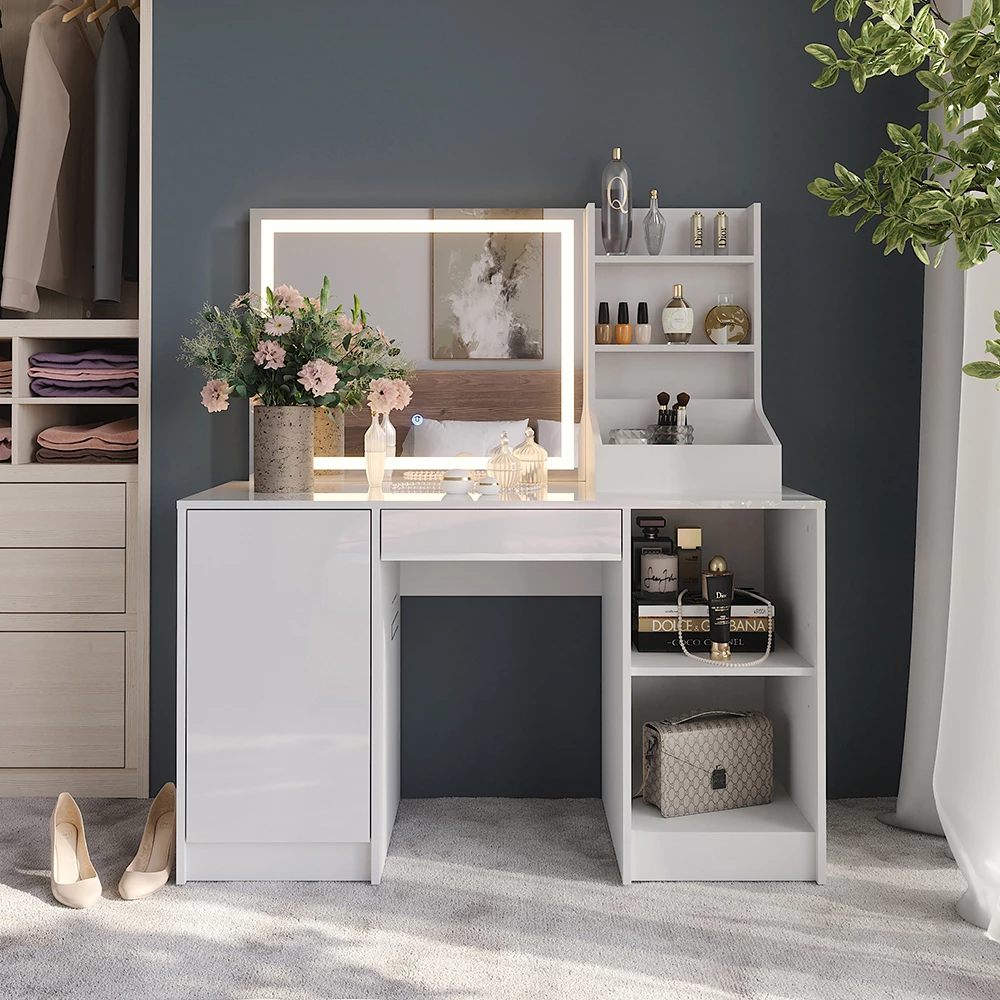 Tavolo da toeletta in Bianco/bianco lucido, mostrato in un ambiente ambientale con decorazioni