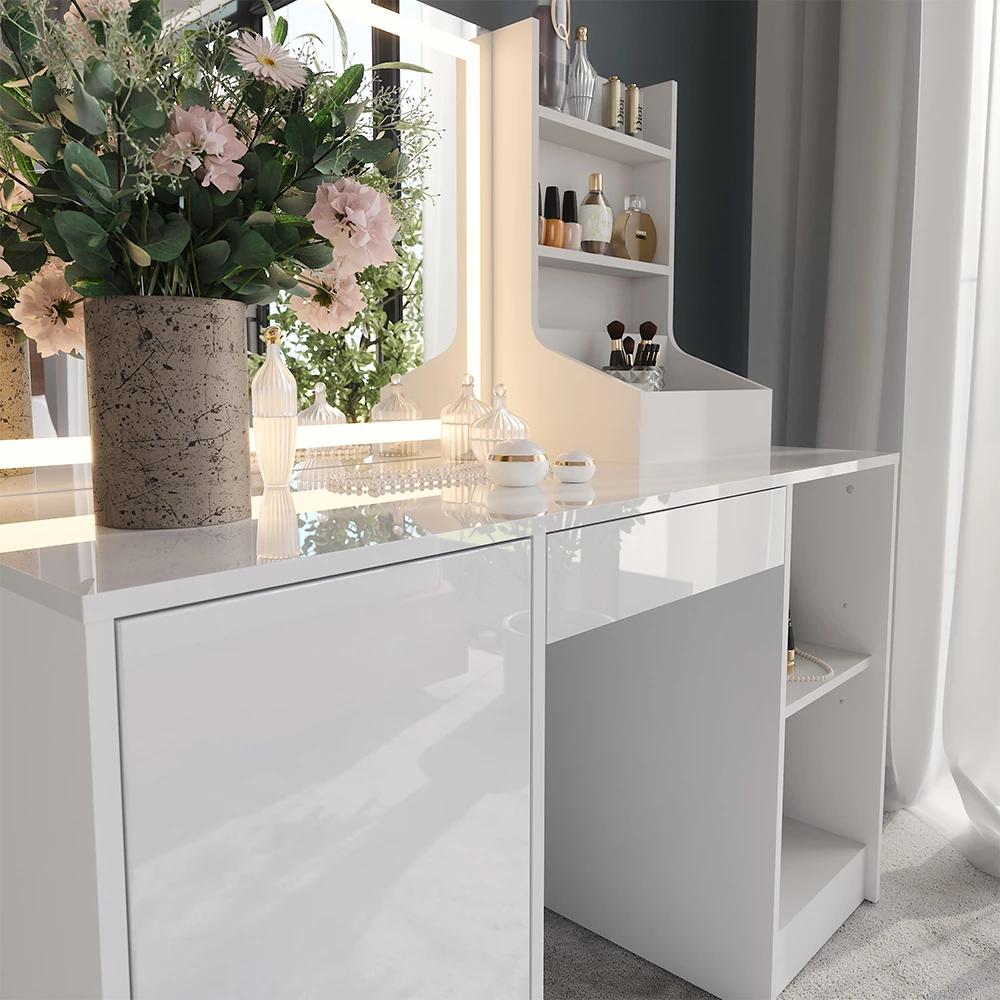 Primo piano di Tavolo da toeletta in Bianco/bianco lucido, mostrando texture/dettagli