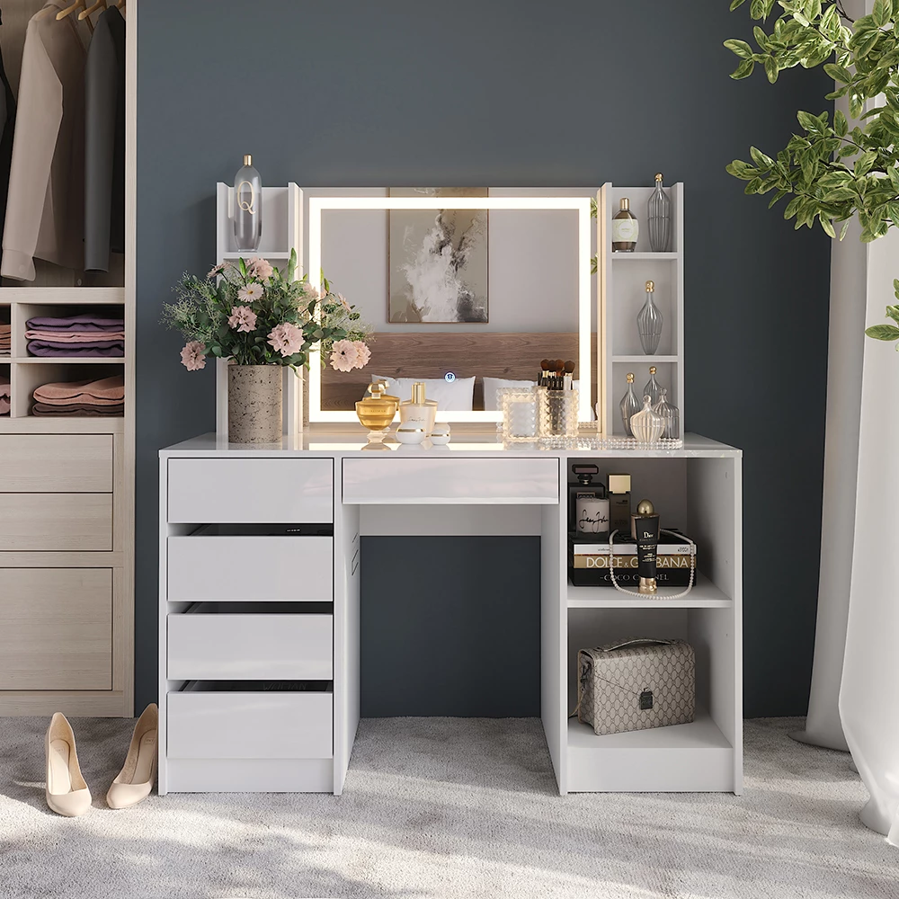 Makeupbord i farven Hvid/hvid højglans, vist i et miljø med dekoration