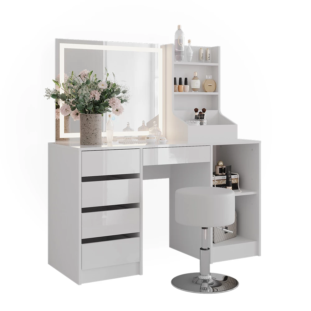 Schminktisch in Weiß/Weiß Hochglanz auf weißem Hintergrund mit dekorativen Elementen