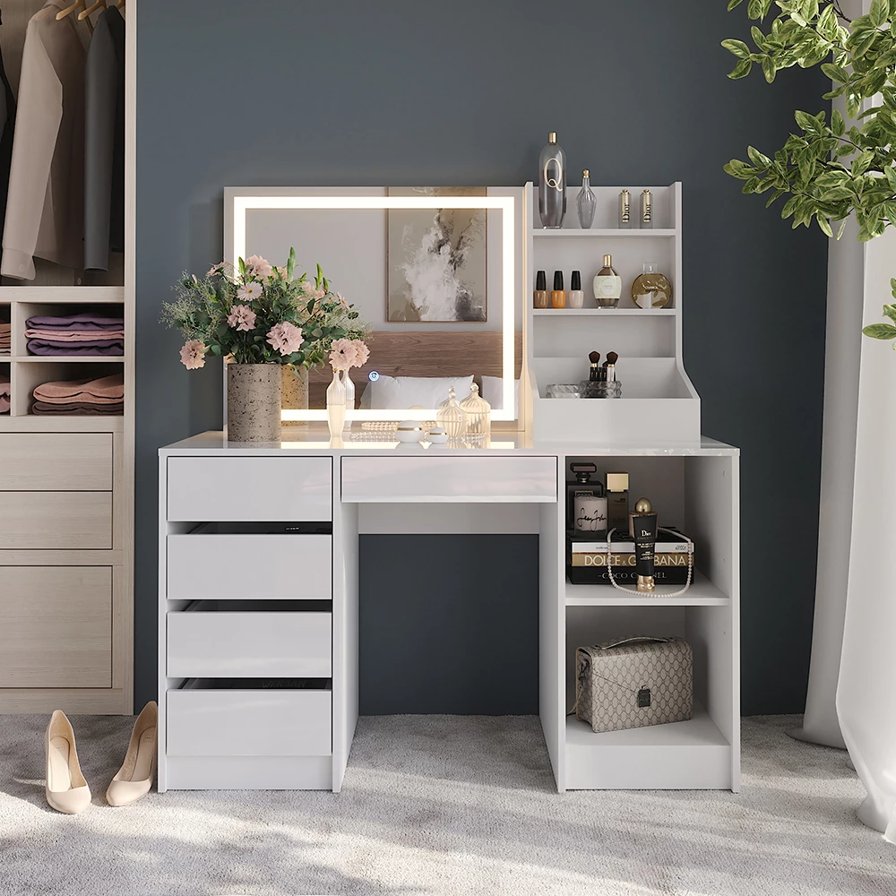 Stół toaletowy w kolorze Biały/biały wysoki połysk, pokazany w otoczeniu z dekoracją