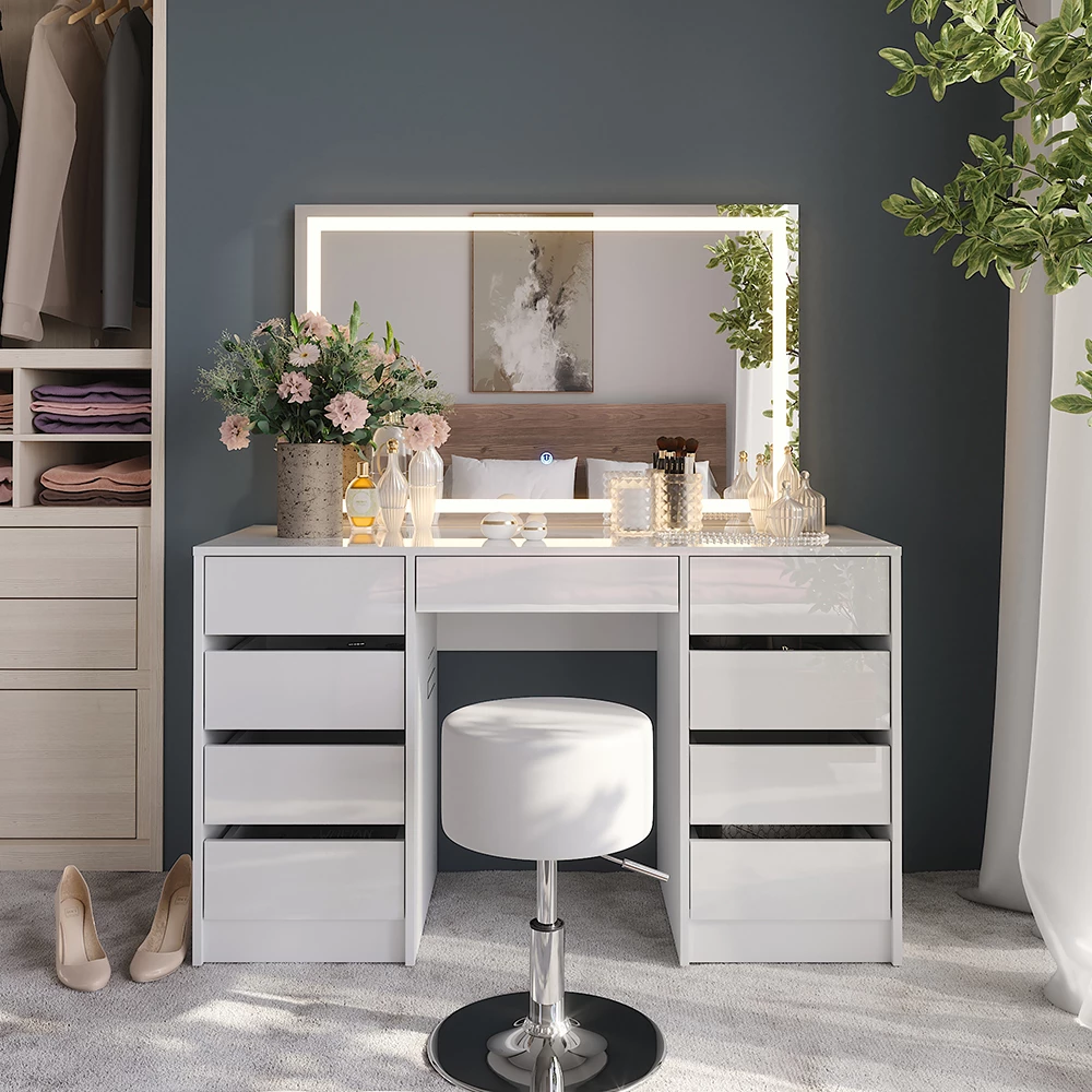 Schminktisch in Weiß/Weiß Hochglanz, dargestellt im Ambiente mit Dekoration