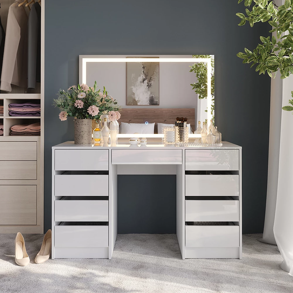 Tavolo da toeletta in Bianco/bianco lucido, mostrato in un ambiente ambientale con decorazioni