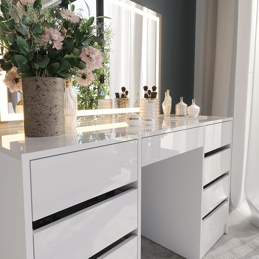 Primo piano di Tavolo da toeletta in Bianco/bianco lucido, mostrando texture/dettagli