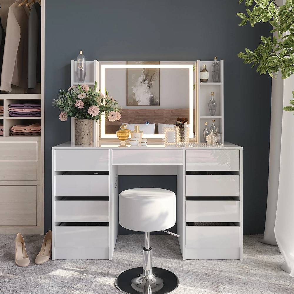 Makeupbord i farven Hvid/hvid højglans, vist i et miljø med dekoration
