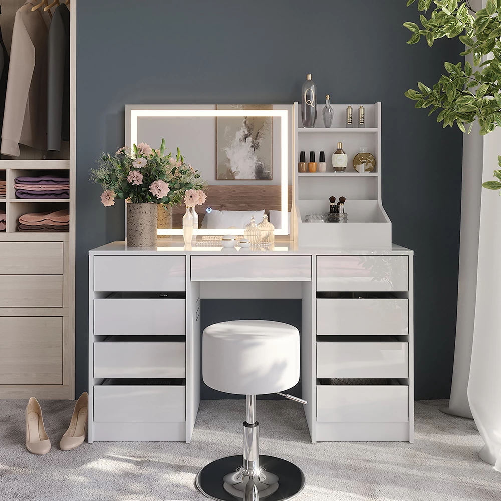 Schminktisch in Weiß/Weiß Hochglanz, dargestellt im Ambiente mit Dekoration