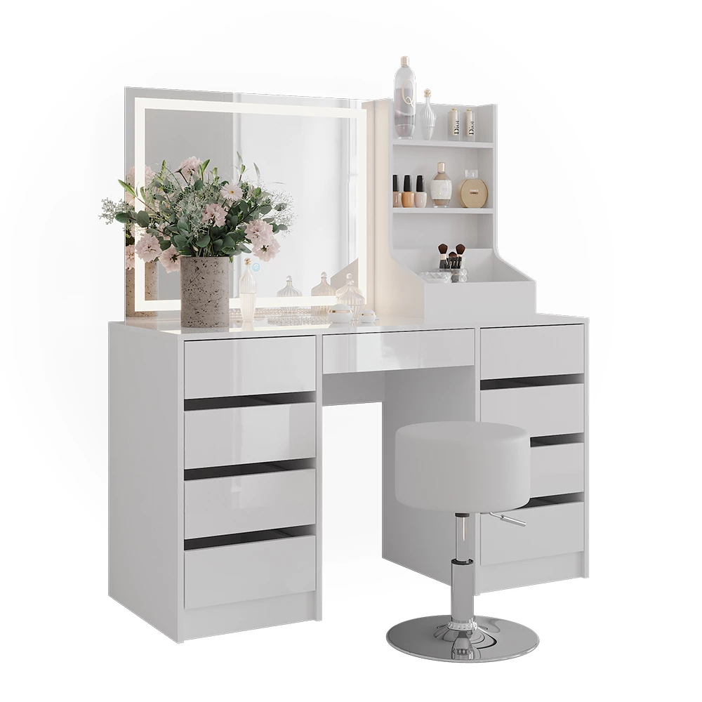 Schminktisch in Weiß/Weiß Hochglanz auf weißem Hintergrund mit dekorativen Elementen