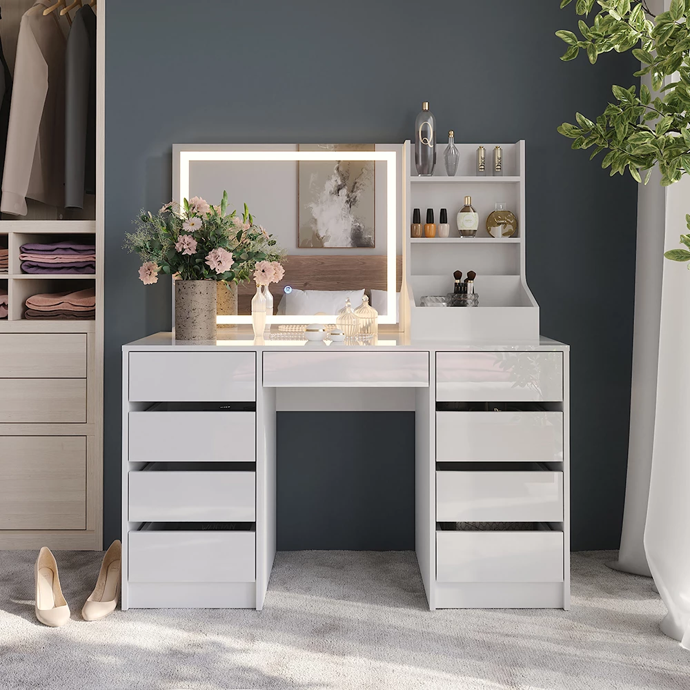 Stół toaletowy w kolorze Biały/biały wysoki połysk, pokazany w otoczeniu z dekoracją