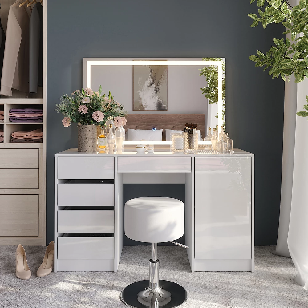 Schminktisch in Weiß/Weiß Hochglanz, dargestellt im Ambiente mit Dekoration