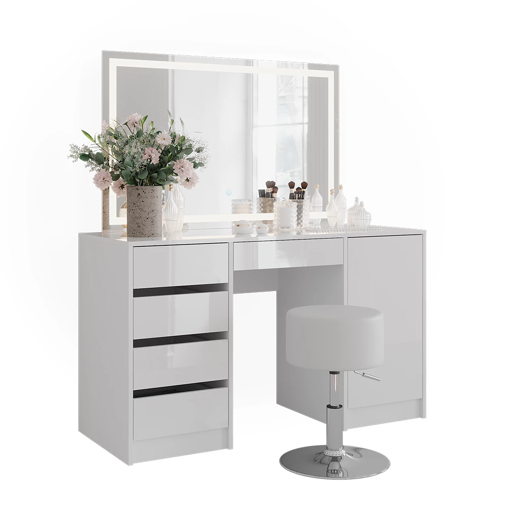 Schminktisch in Weiß/Weiß Hochglanz auf weißem Hintergrund mit dekorativen Elementen