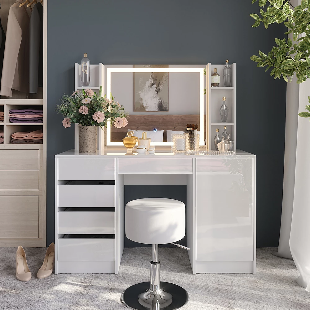 Stół do toalety w kolorze Biały/biały wysoki połysk, pokazany w otoczeniu z dekoracją