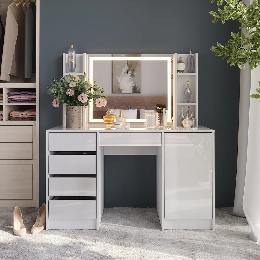 Schminktisch in Weiß/Weiß Hochglanz, dargestellt im Ambiente mit Dekoration