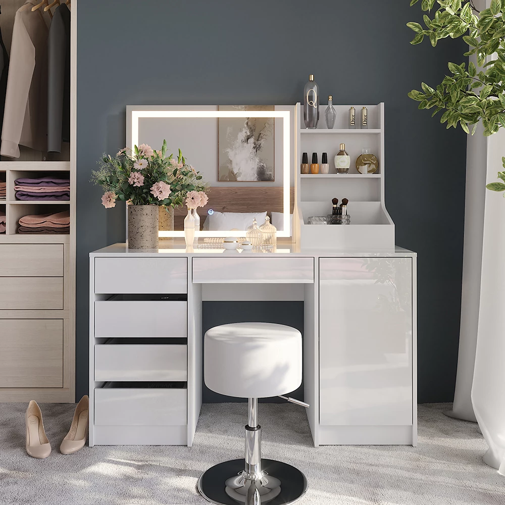 Kaptafel set met kruk in Wit/wit hoogglans, getoond in een sfeervolle omgeving met decoratie