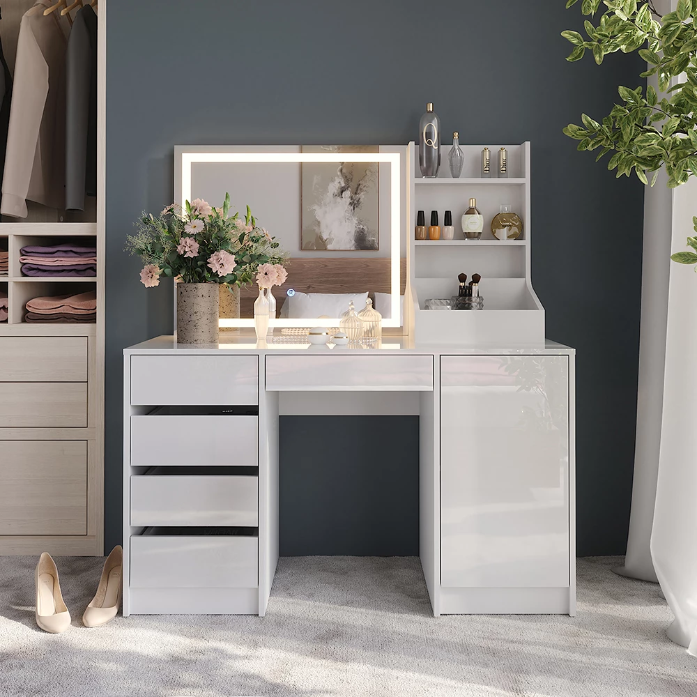 Schminktisch in Weiß/Weiß Hochglanz, dargestellt im Ambiente mit Dekoration