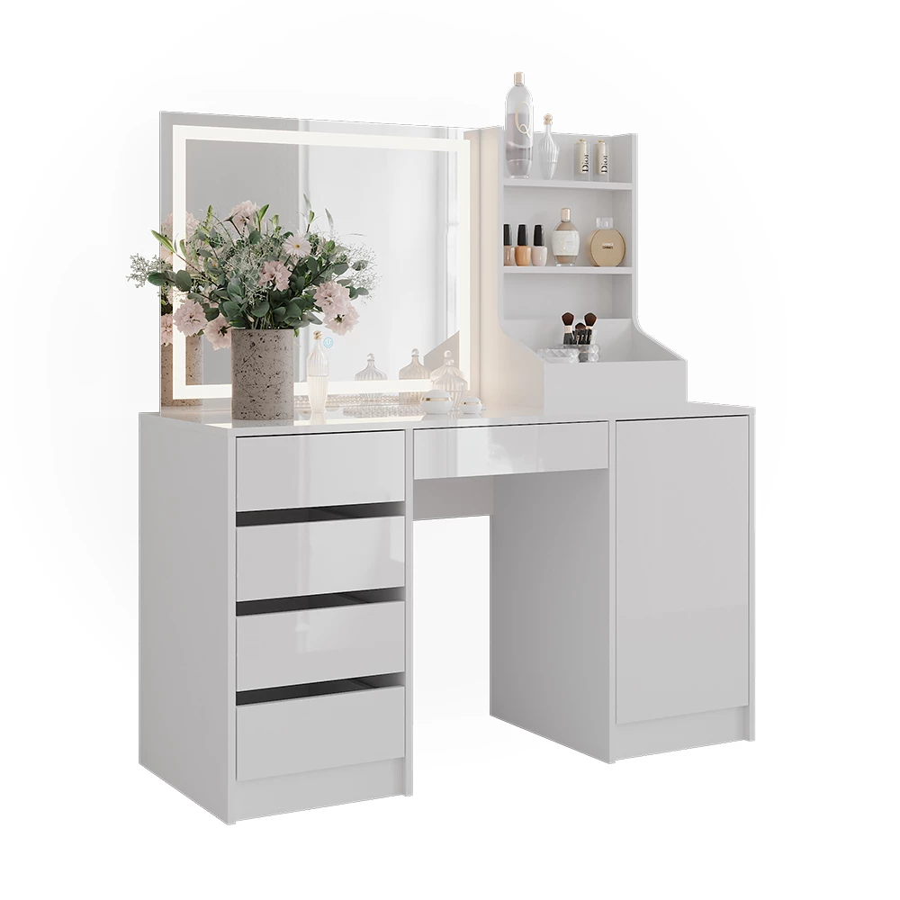 Schminktisch in Weiß/Weiß Hochglanz auf weißem Hintergrund mit dekorativen Elementen