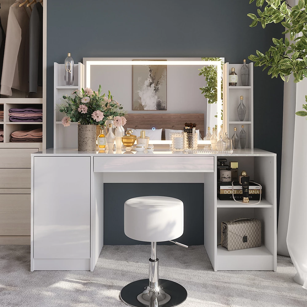 Schminktisch in Weiß/Weiß Hochglanz, dargestellt im Ambiente mit Dekoration