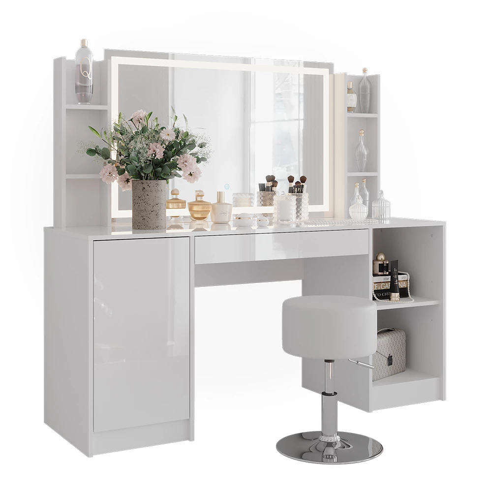 Schminktisch in Weiß/Weiß Hochglanz auf weißem Hintergrund mit dekorativen Elementen
