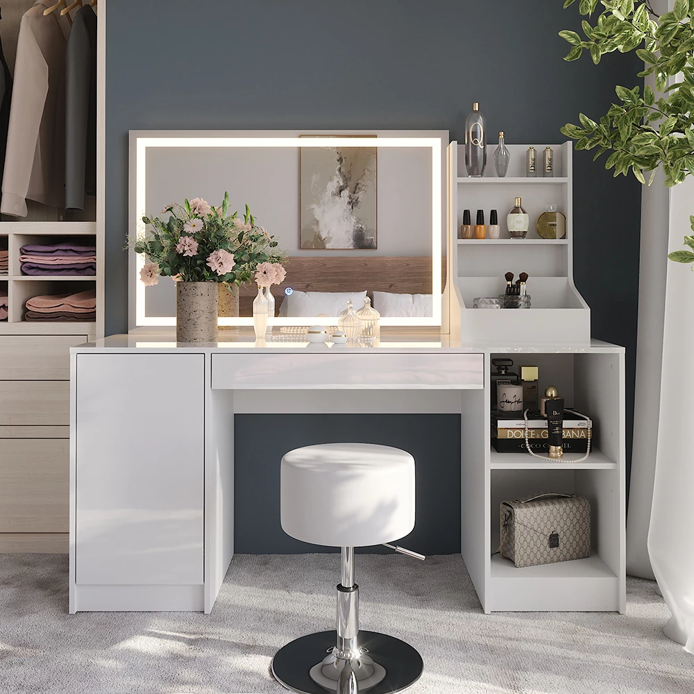 Stół do toalety w kolorze Biały/biały wysoki połysk, pokazany w otoczeniu z dekoracją