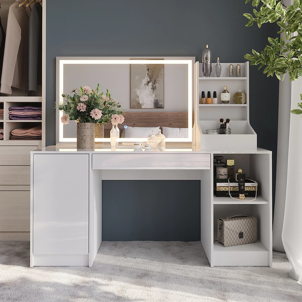 Makeupbord i farven Hvid/hvid højglans, vist i et miljø med dekoration
