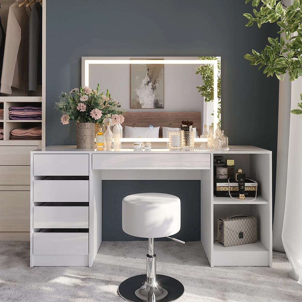 Stół do toalety w kolorze Biały/biały wysoki połysk, pokazany w otoczeniu z dekoracją