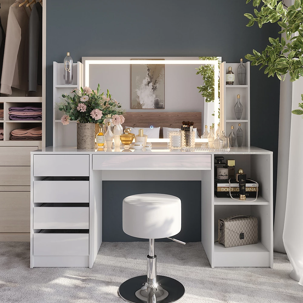 Makeupbord i farven Hvid/hvid højglans, vist i et miljø med dekoration