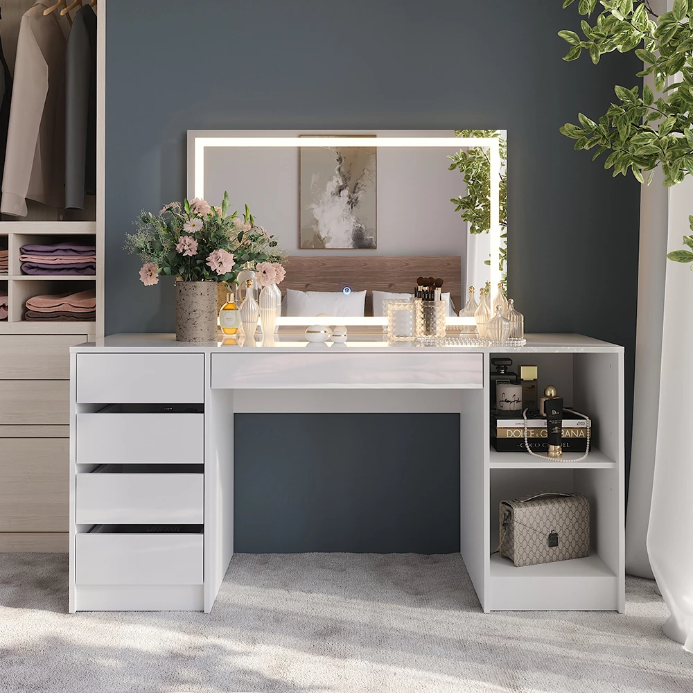 Stół toaletowy w kolorze Biały/biały wysoki połysk, pokazany w otoczeniu z dekoracją