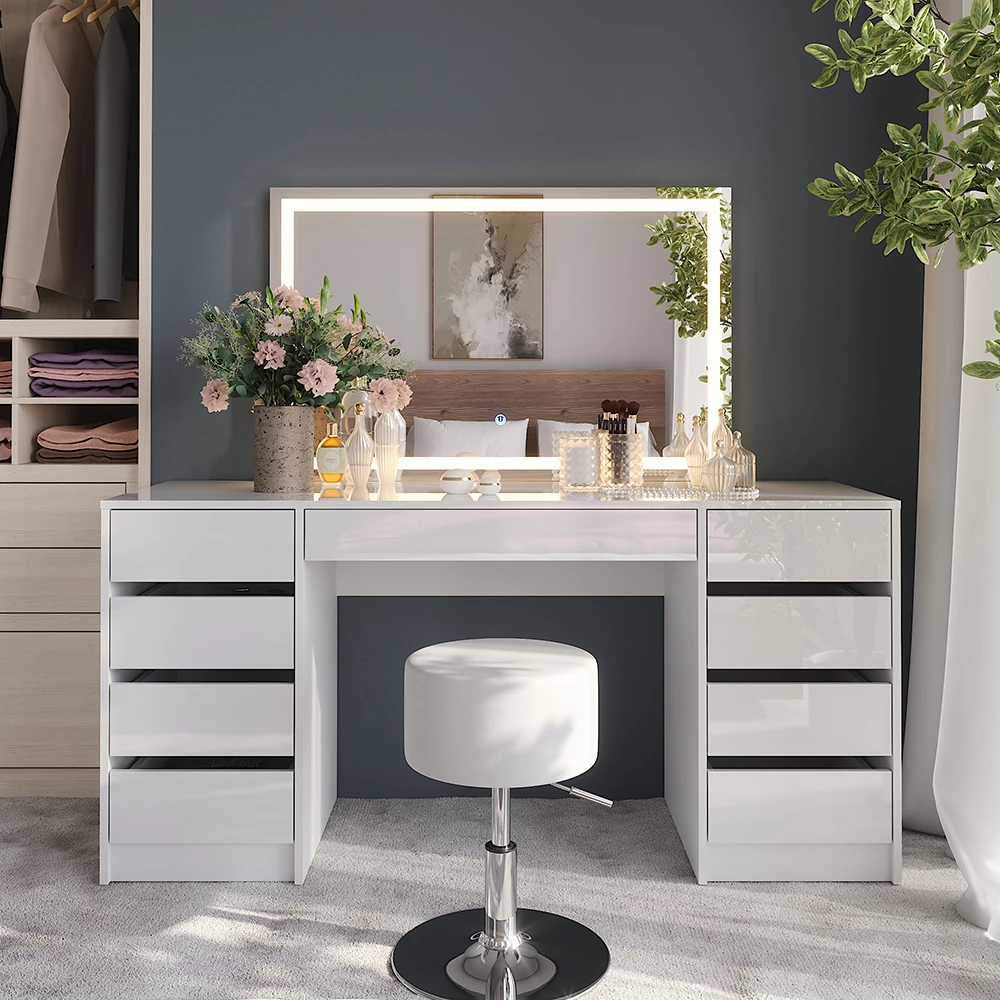 Schminktisch in Weiß/Weiß Hochglanz, dargestellt im Ambiente mit Dekoration