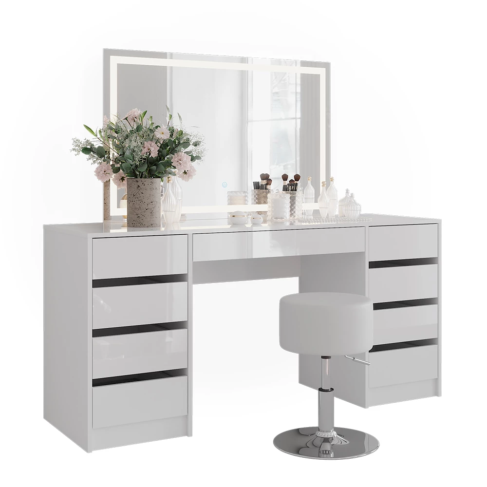 Schminktisch in Weiß/Weiß Hochglanz auf weißem Hintergrund mit dekorativen Elementen