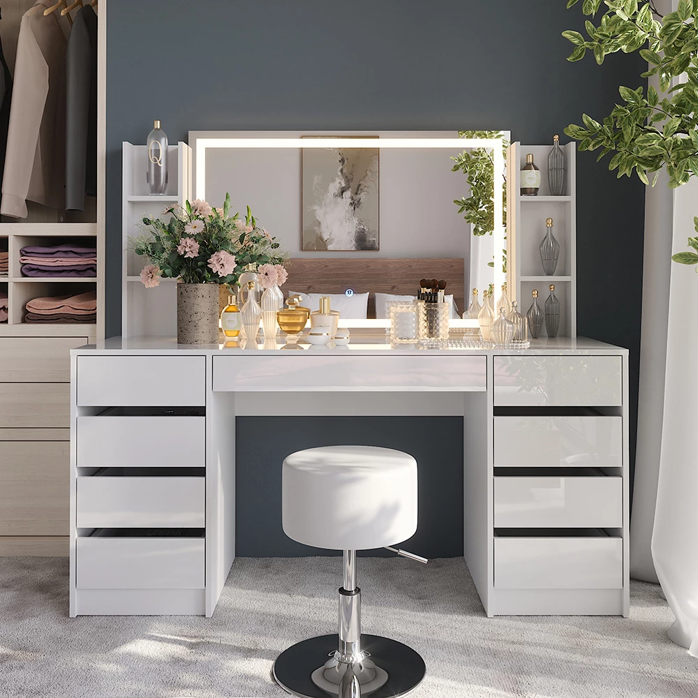 Schminktisch in Weiß/Weiß Hochglanz, dargestellt im Ambiente mit Dekoration