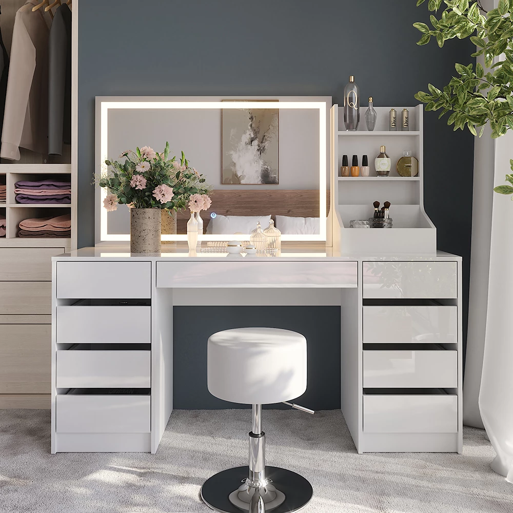 Kaptafel set met kruk in Wit/wit hoogglans, getoond in een sfeervolle omgeving met decoratie