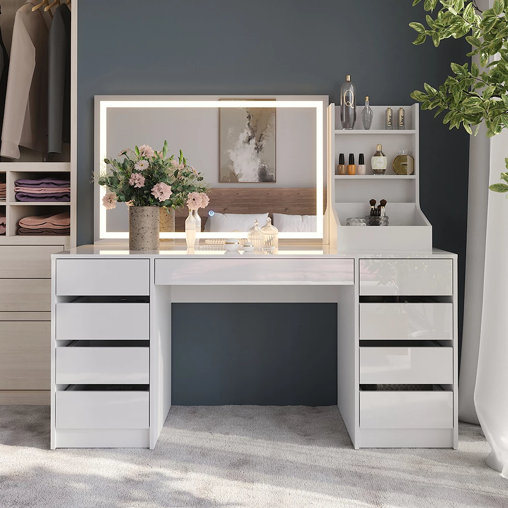 Schminktisch in Weiß/Weiß Hochglanz, dargestellt im Ambiente mit Dekoration