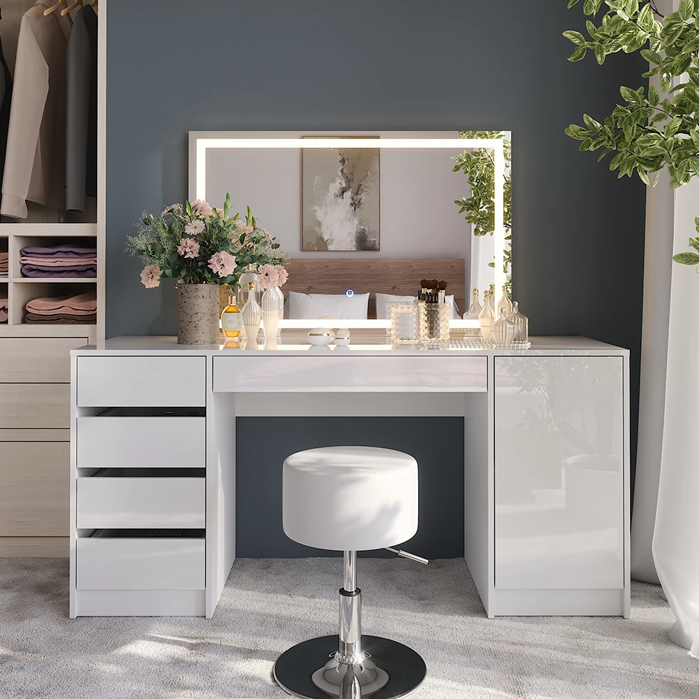 Makeupbord i farven Hvid/hvid højglans, vist i et miljø med dekoration