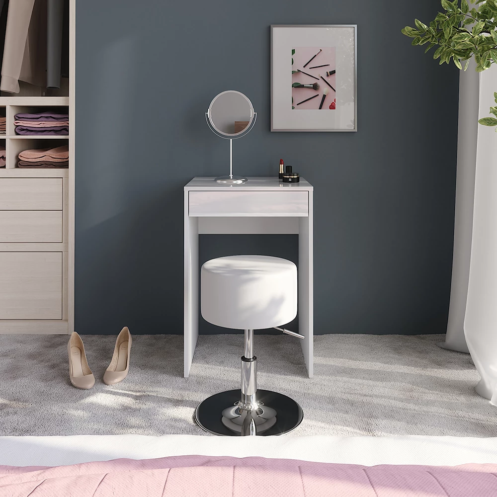 Makeupbord i farven Hvid/hvid højglans, vist i et miljø med dekoration