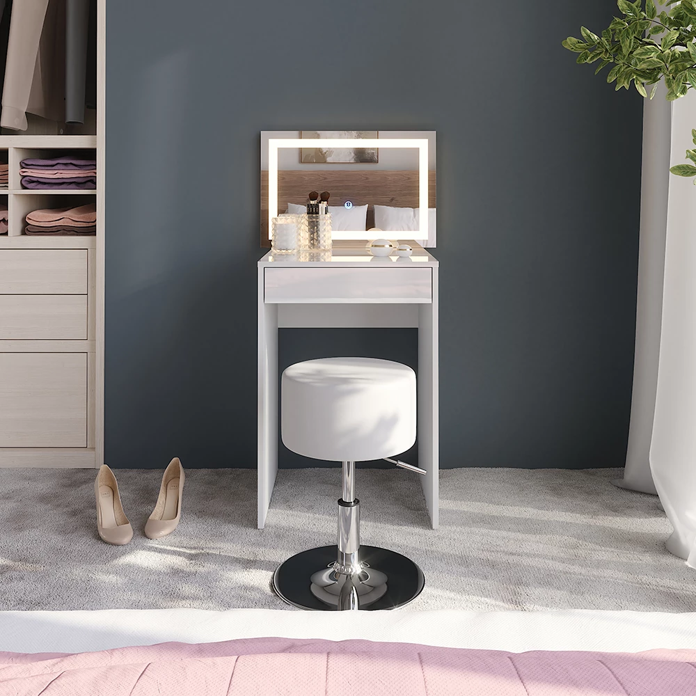 Kaptafel set met kruk in Wit/wit hoogglans, getoond in een sfeervolle omgeving met decoratie