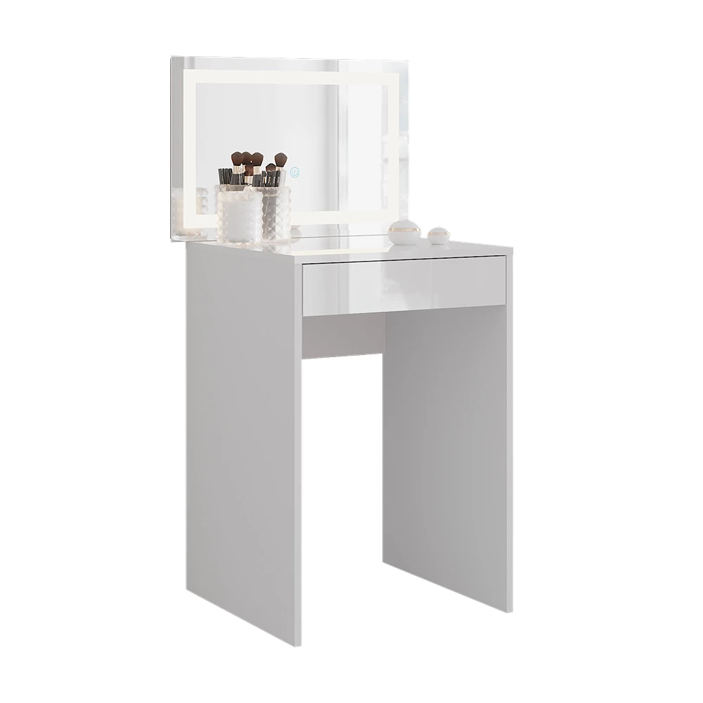 Schminktisch in Weiß/Weiß Hochglanz auf weißem Hintergrund mit dekorativen Elementen