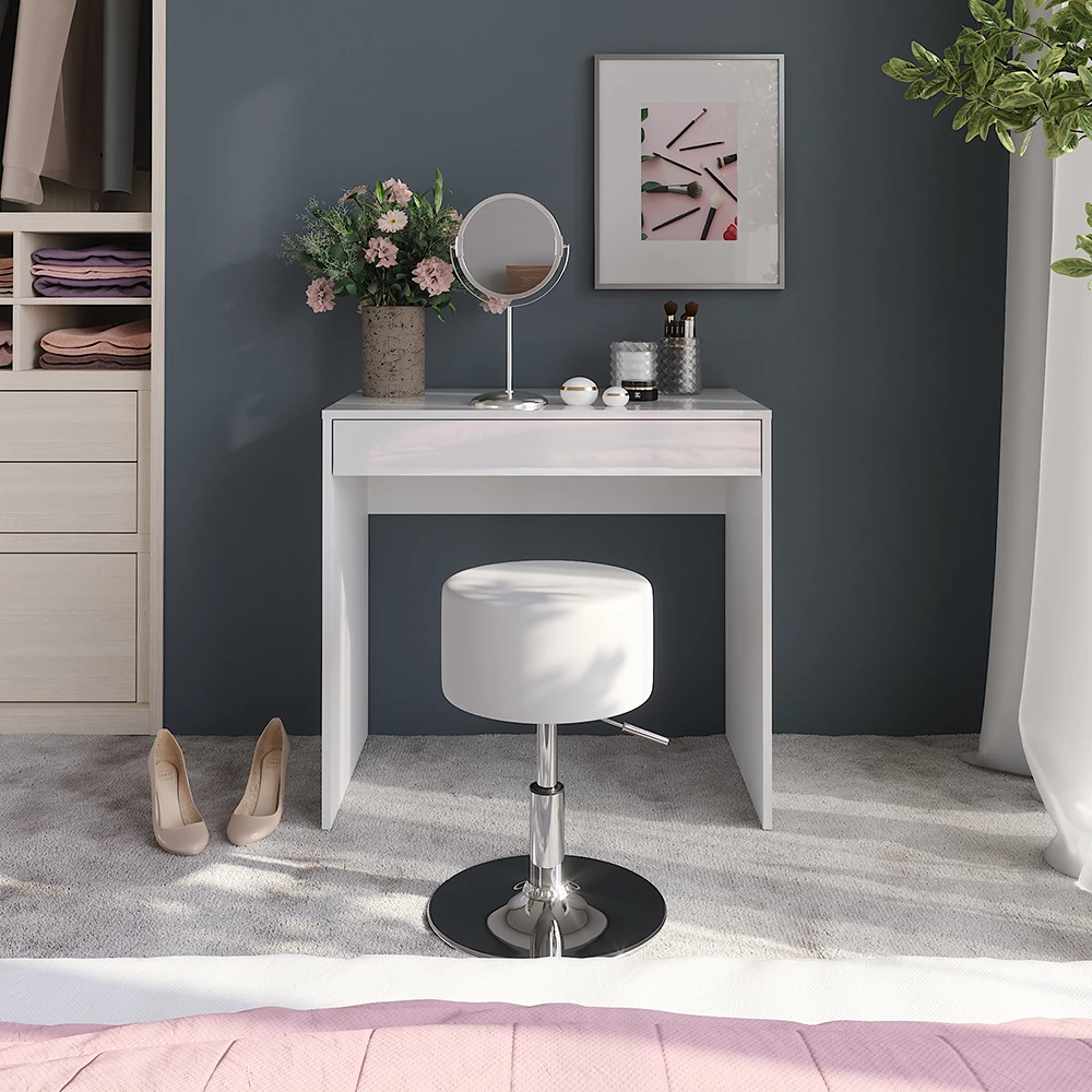 Makeupbord i farven Hvid/hvid højglans, vist i et miljø med dekoration