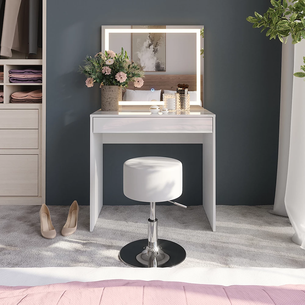 Stół do toalety w kolorze Biały/biały wysoki połysk, pokazany w otoczeniu z dekoracją