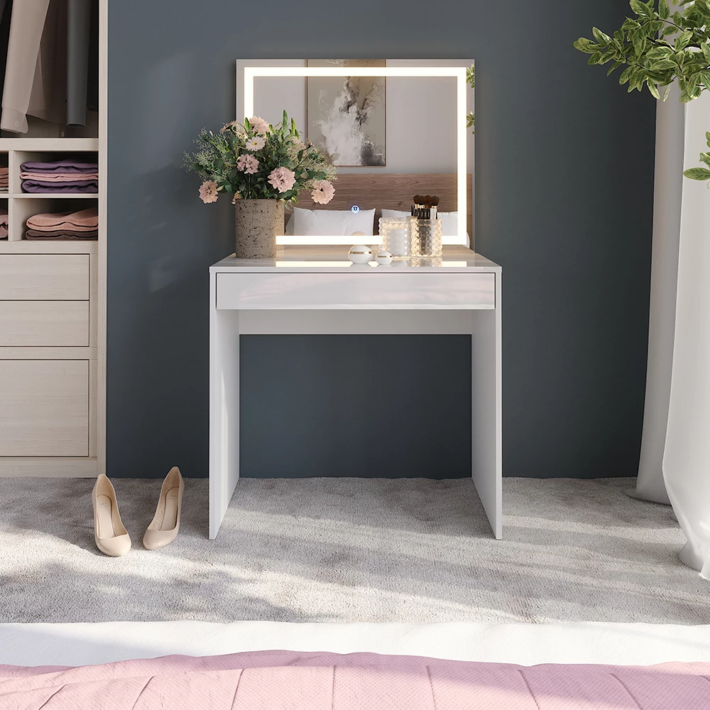 Schminktisch in Weiß/Weiß Hochglanz, dargestellt im Ambiente mit Dekoration